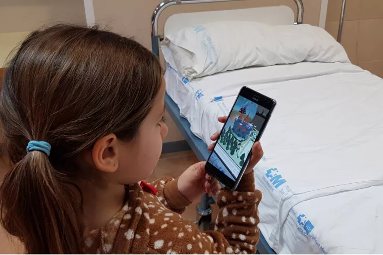 Con la 'app' de Cruz Roja, el niño hospitalizado puede convertir su habituación en un océano o una galaxia.