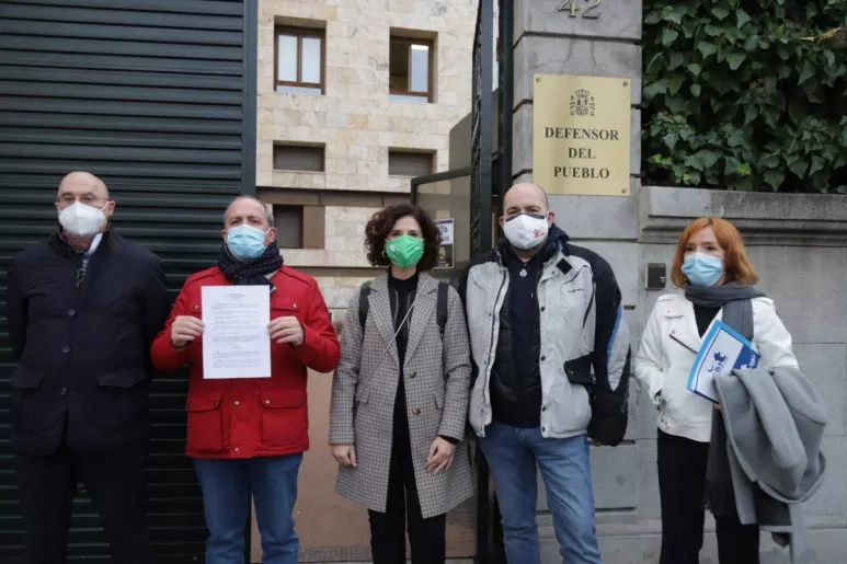 Los representantes de los cinco sindicatos de Madrid presentaron el pasado 21 de diciembre una solicitud formal de amparo ante el Defensor del Pueblo (Foto: CCOO-Madrid).