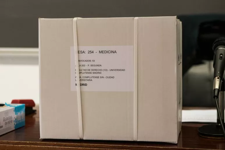 Una de las cajas con las copias del examen MIR 2021, en una de las aulas de la Facultad de Derecho de la UCM (Foto: Luis Camacho)