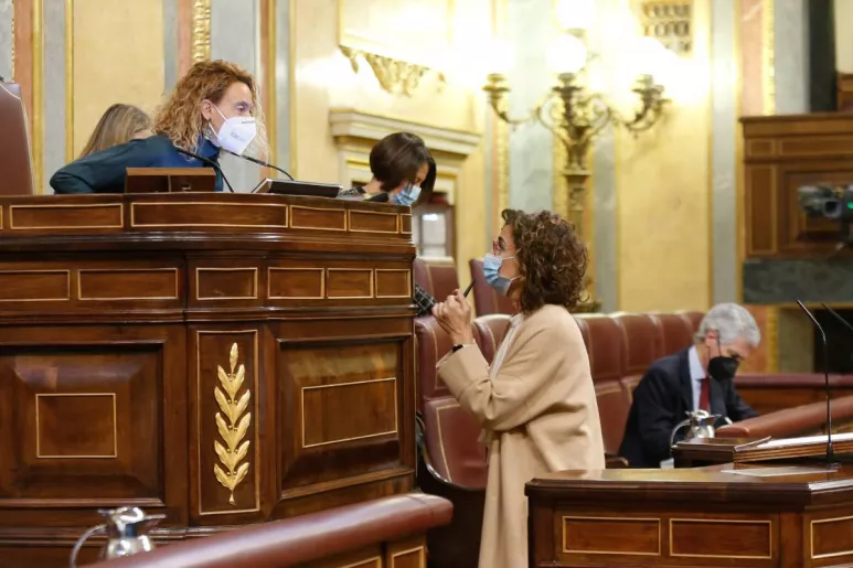 La ministra de Hacienda, María Jesús Montero, se dirige a la presidenta del Congreso, Meritxell Batet, durante una sesión parlamentaria (Foto: Congreso de los Diputados).