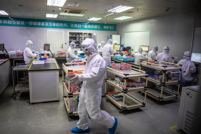 Trabajadores chinos del laboratorio DaAn Gen, en Guangzhou, que elabora kits de diagnóstico. /EFE.