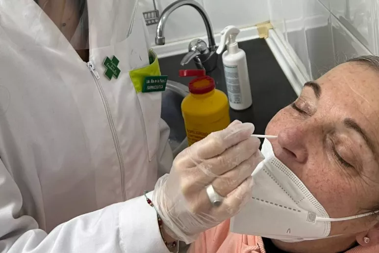 Rita de la Plaza, presidenta del COF de Cantabria, realizando un test de antígenos en su farmacia.