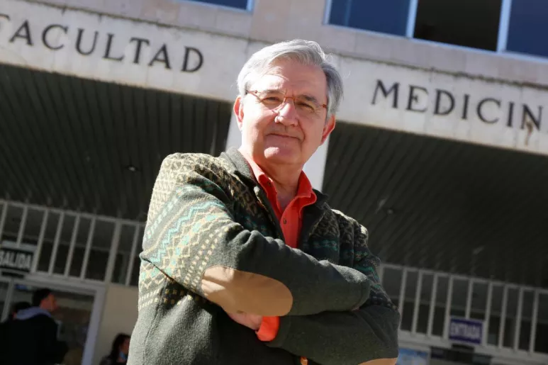Rogelio Altisent frente a la Facultad de Medicina, de la Universidad de Zaragoza, donde es profesor. 
