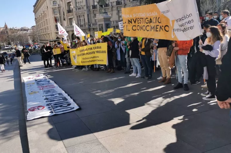 Aspecto de la protesta convocada hoy por una veintena de organizaciones de investigadores ante las puertas del Congreso de los Diputados (Foto: FPU Investiga).