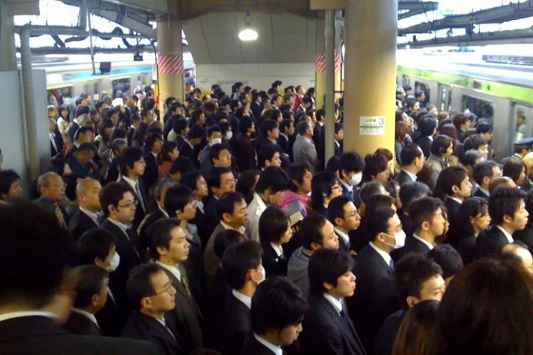 Imagen del metro de Tokio: no, no es cierto que en el Japón todo el mundo usara mascarilla antes de la covid-19.