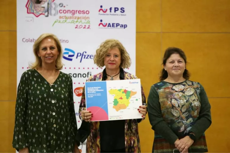Concha Sánchez Pina, presidenta de la Aepap, en el centro con el mapa de niños sin pediatra de referencia, acompañada por Victoria Martínez, coordinadora del 18º congreso, y Pilar Lupiani, portavoz del grupo de Infecciosas de la Aepap
