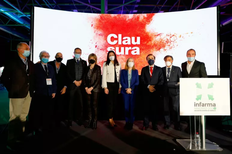 Representantes políticos y profesionales durante el acto de clausura de Infarma 2022. (Foto: Sergio G. Valero)