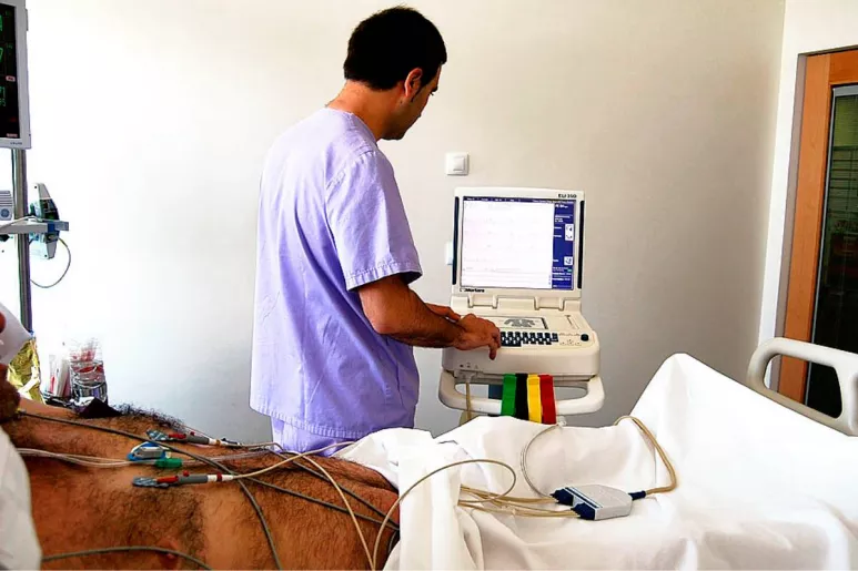 La interpretación del electrocardiograma, el dolor torácico y la fibrilación auricular son los principales motivos que hacen dudar al médico de familia a la hora de derivar pacientes a Urgencias.