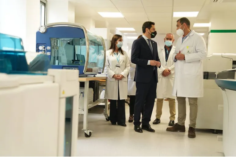 El presidente de la Junta, Juanma Moreno, durante una visita al laboratorio del Hospital Materno Infantil de Málaga. Foto: JUNTA DE ANDALUCÍA
