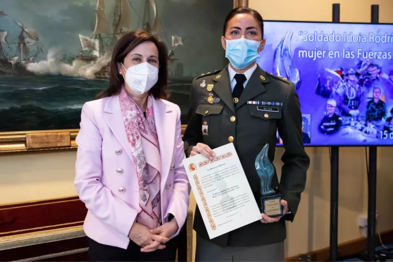 La ministra de Defensa, Margarita Robles, con la capitán enfermera del Cuerpo Militar de Sanidad Amanda García Oliva, ganadora del premio ‘Soldado Idoia Rodríguez, mujer en las Fuerzas Armadas’