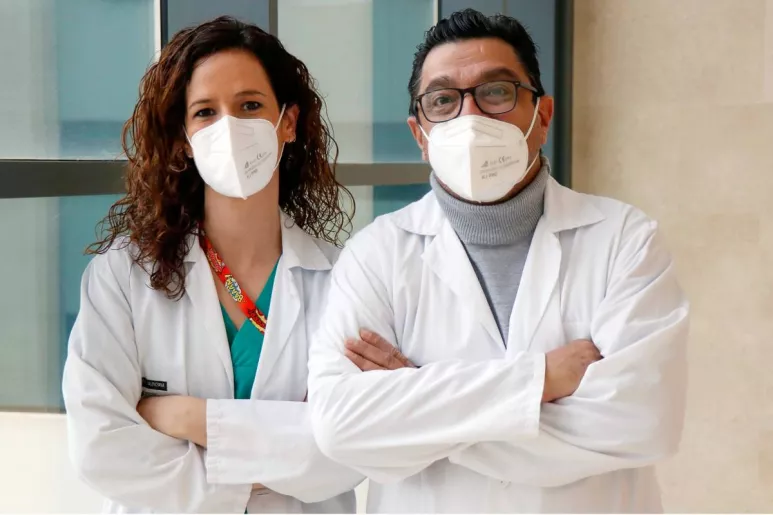 Georgina Álvarez Ortiz, enfermera de Cirugía Ortopédica y Traumatología; y José Vicente Amaya, jefe de la Unidad de Sarcomas del Hospital La FE Valencia.