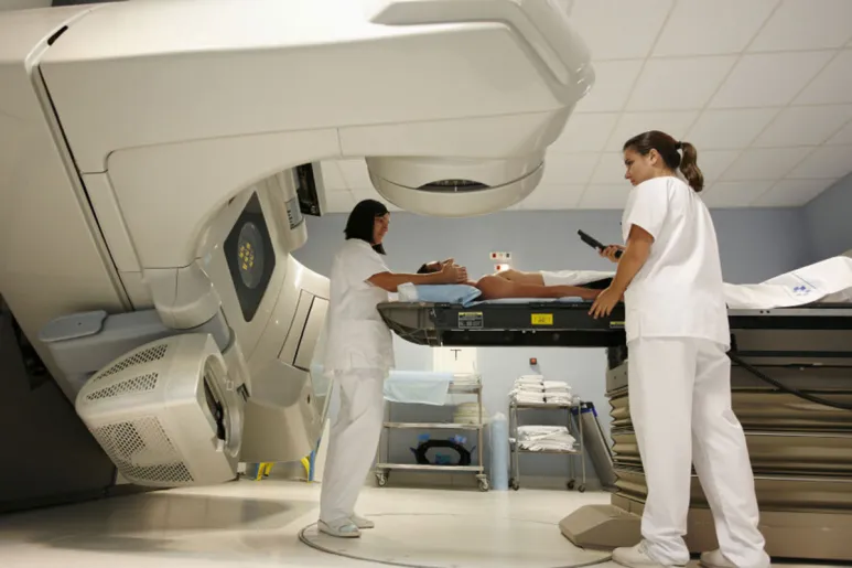 La radioterapia es una opción habitual en el tratamiento de las metástasis cerebrales. Hospital Dr. Negrin (Gran Canaria). Foto: AGEFOTOSTOCK