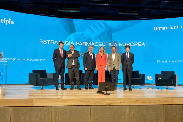 Juan López-Belmonte (Farmaindustria), César Hernández (Aemps), Olivier Laureau (Efpia), Nathalie Moll (Efpia), Pedro Carrascal (Esclerosis Múltiple España) y Humberto Arnés (Farmaindustria).