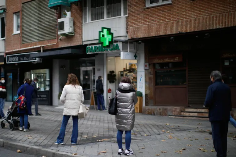 Las farmacias de Madrid (como la de la imagen), Canarias, Murcia y Melilla son las que tiene prohibida absolutamente cualquier tipo de publicidad. Foto: ALBERTO DI LOLLI.