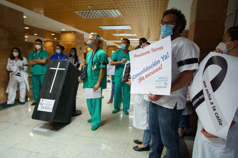 Una protesta de los médicos interinos organizada por Confluencia Canaria en el Hospital de La Candelaria. Foto: EFE / RAMÓN DE LA ROCHA