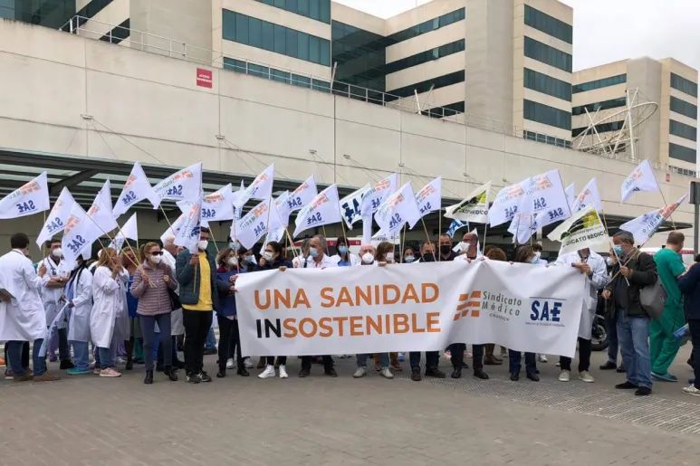 Manifestación convocada por CESM-CV-SAE frente al Hospital La Fe por el anuncio de la creación de nuevas plazas estructurales. Foto: CESM-CV