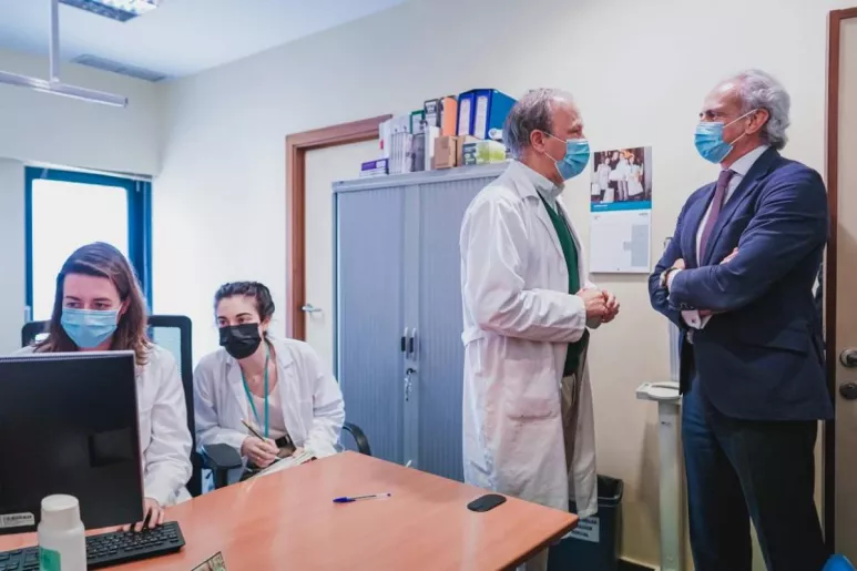 Enrique Ruiz Escudero, consejero de Sanidad de Madrid, durante una visita al centro de salud Los Alpes. Foto: COMUNIDAD DE MADRID