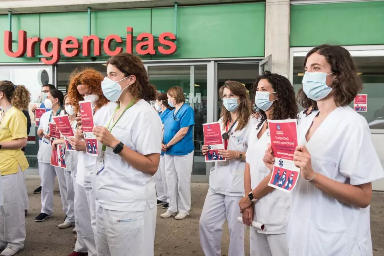 Concentración en el Hospital Universitario Infanta Leonor de Madrid para reivindicar la especialidad de Urgencias en el Día Internacional de la Medicina de Urgencias y Emergencias. Foto: LUIS CAMACHO. 