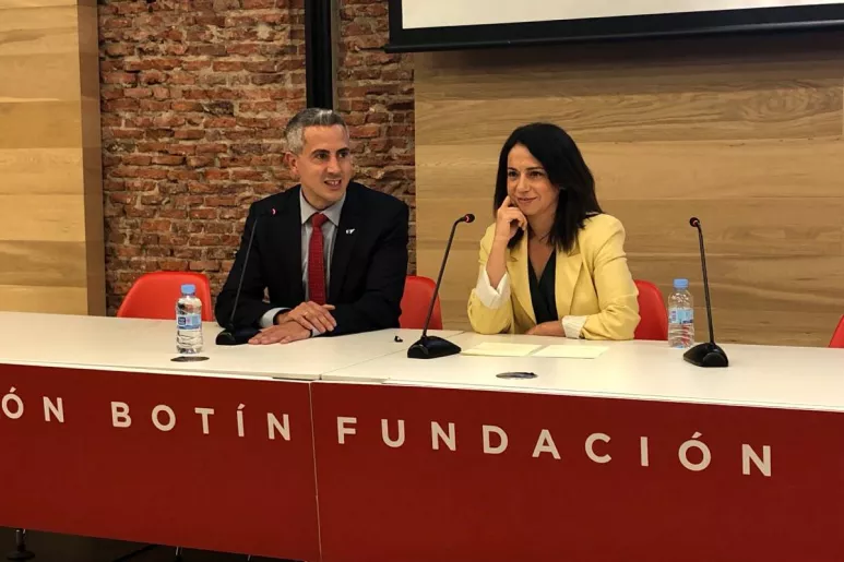 La secretaria de Estado de Sanidad, Silvia Calzón, junto al vicepresidente del Gobierno de Cantabria y consejero de Universidades, Pablo Zuloaga, en la Fundación Botín de Madrid, presentando el Máster MINDS. 