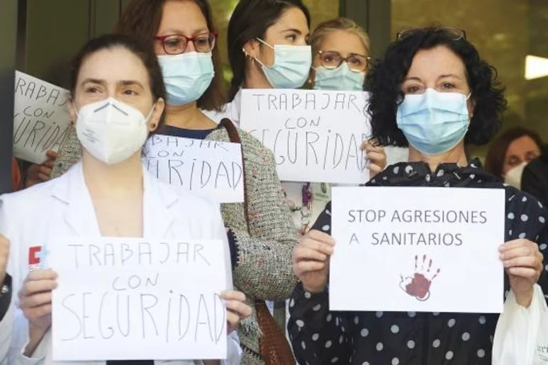 Manifestaciones en Santander tras la agresión a un médico y a un celador en un centro de salud de Los Castros. 