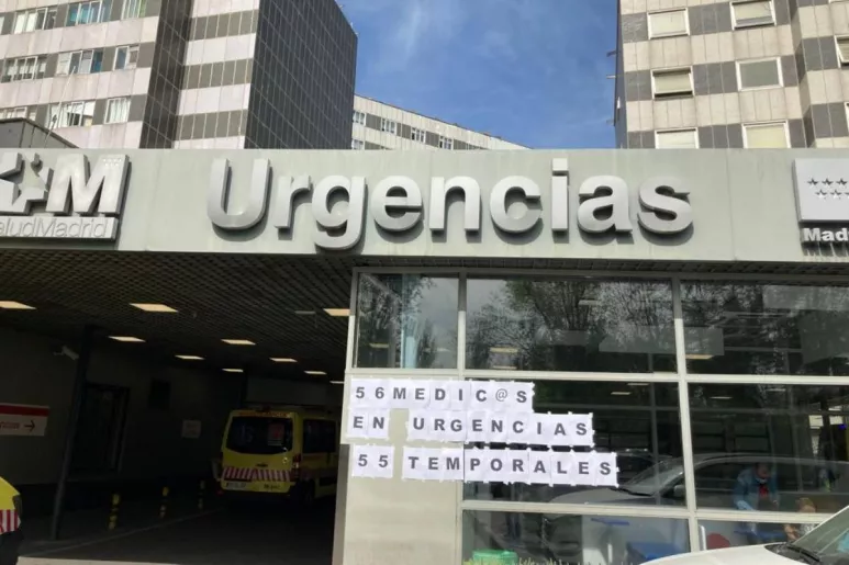 Unos carteles denunciando la temporalidad en un servicio de Urgencias de Madrid. Foto: AMYTS