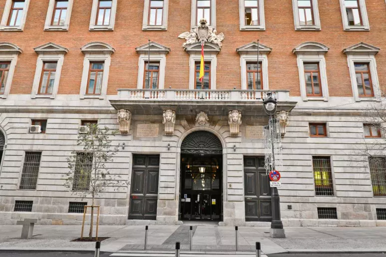 La propuesta de reducción del IVA para productos y tecnología sanitarios está en manos del Ministerio de Hacienda (en la imagen, la fachada de su sede en Madrid).