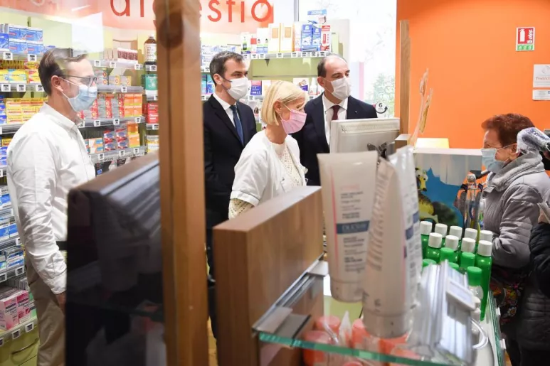 Jean Castex, primer ministro francés, y Olivier Véran, ministro de Sanidad, visitando una farmacia en Francia. Foto: GOBIERNO DE FRANCIA.
