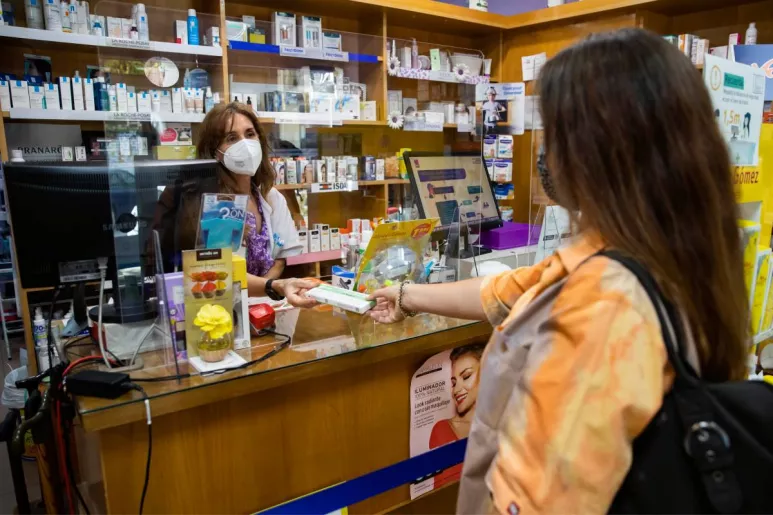 Una turista comprando un test de antígenos en una farmacia del centro de Madrid. Foto: BERNARDO DÍAS.