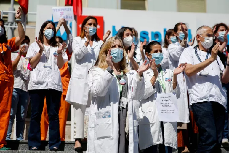 Facultativos protestan ante las puertas del Hospital Gregorio Marañón de Madrid por la temporalidad médica. Foto: EFE/VÍCTOR CASADO