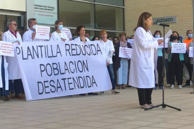 Lectura de un manifiesto en una concentración de protesta en el Consultorio Médico de Cuarte de Huerva, uno de los municipios afectados por la falta de médicos de Familia. Foto: MAASZOOM COMUNICACION.