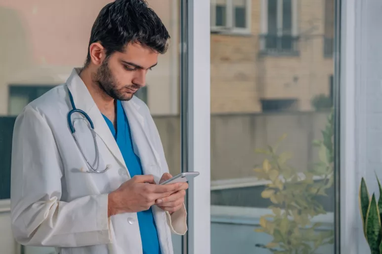 IDIS ha desarrollado una plataforma que permite al paciente disponer en su móvil de información clínica e imágenes desde cualquier centro para compartir esa información con el médico que desee.