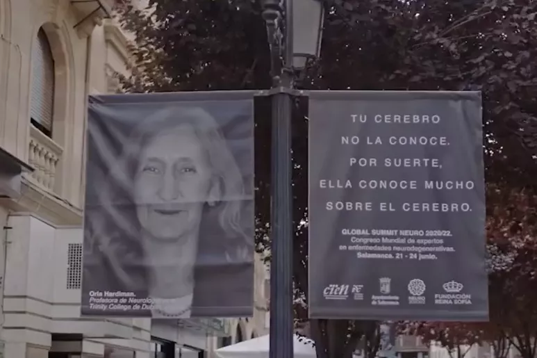Orla Hardiman en uno de los carteles con los científicos del encuentro 'Global Summit Neuro' que se han desplegado por toda la ciudad de Salamanca.