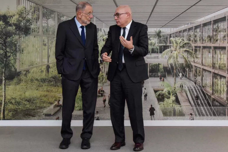 Javier Solana y Josep Tabernero posan ante una imagen de lo que será el CaixaResearch Institute de Barcelona. Foto: FUNDACIÓN "LA CAIXA"