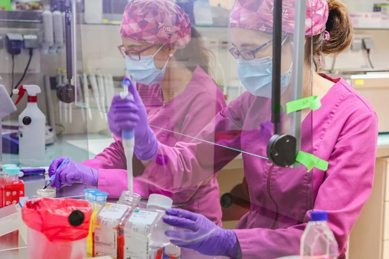 Personal de laboratorio de BTI Biotechnology Institute, biotech a la cabeza en producción científica en 2021.