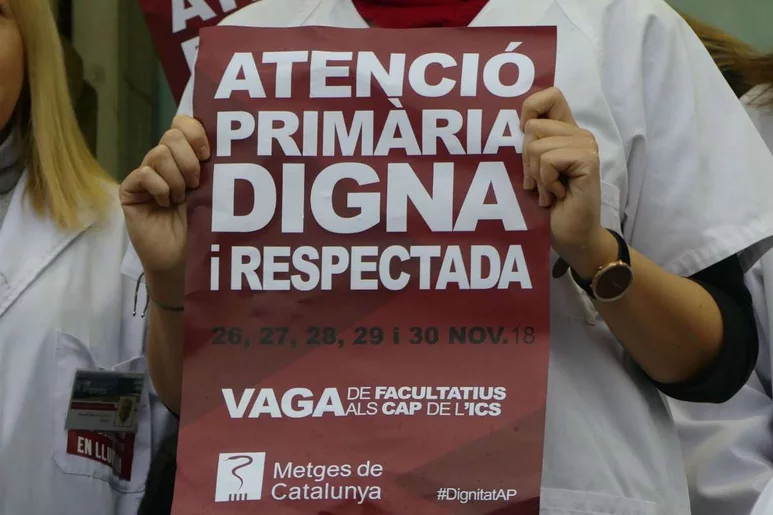 Detalle de una manifestación convocada en Barcelona por el sindicato Médicos de Cataluña para reivindicar mejoras en el primer nivel asistencial. Foto: MC