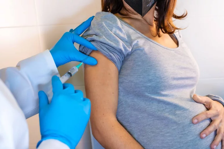 Las madres vacunadas contribuyen a reducir hospitalizaciones a sus bebés. Foto: DM. 