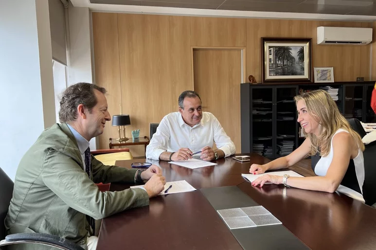 Miguel Valdés, director general de Fedifar; Blas Trujillo, consejero de Sanidad del Gobierno de Canarias; y Matilde Sánchez Reyes, presidenta de Fedifar.