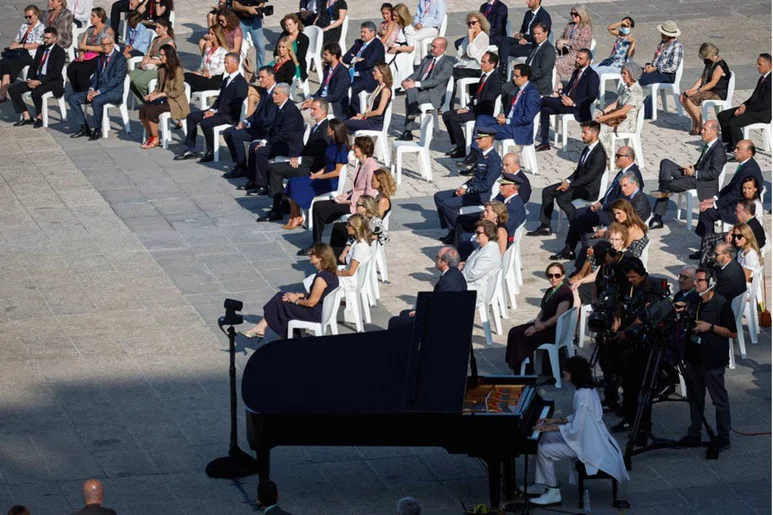 Un momento del homenaje que las máximas autoridades del Estado han rendido hoy a las víctimas de la covid y al personal sanitario, en la Plaza de la Armería del Palacio Real de Madrid. Foto: CONGRESO.