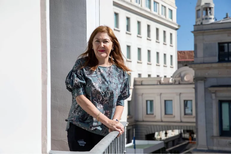 María Isabel Moya, vicepresidenta primera de la OMC hasta 2025, posa en uno de los balcones de la sede de la corporación, frente al Congreso de los Diputados. Foto y vídeo: SERGIO GONZÁLEZ VALERO.