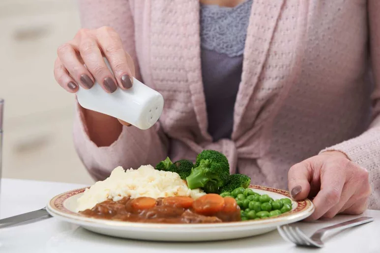 Las personas que agregan un extra de sal a su plato tienen un 28% más de riesgo de morir prematuramente.