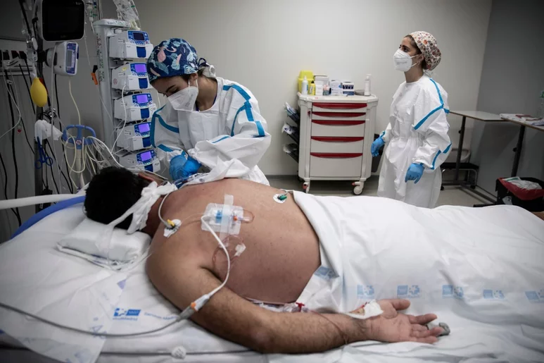 Un paciente es atendido en la Unidad de Cuidados Intensivos del Hospital Enfermera Isabel Zendal, durante la sexta ola de covid-19, en enero. Foto: ALBERTO DI LOLLI.