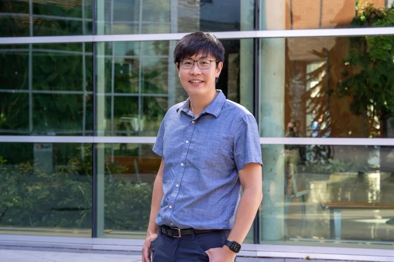 El autor principal del artículo, Ali Zhang, del Departamento de Bioquímica y Ciencias Biomédicas de McMaster. Foto: UNIVERSIDAD MCMASTER. 