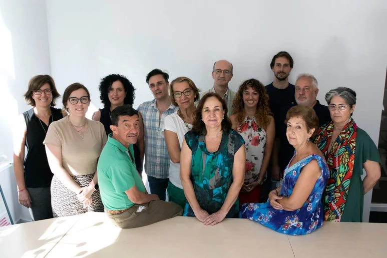 En el centro, con camisa turquesa, Araceli Arce, subdirectora de Vigilancia en Salud Pública de Madrid, junto a su equipo. Foto: JAVI MARTÍNEZ