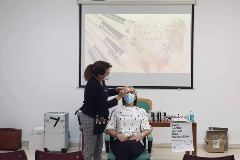 Lola García, de la Comisión de Dermofarmacia del COF de Sevilla, imparte un taller sobre maquillaje corrector, enmarcado en el programa 'Farmaeduca'.