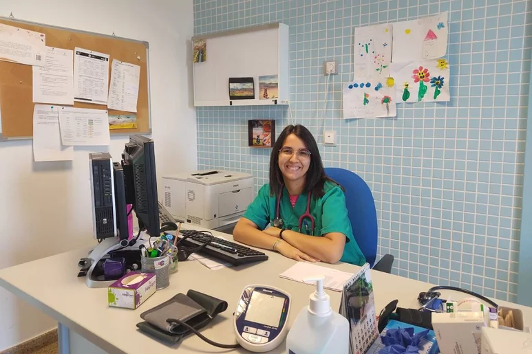 Lucía Torrente, estudiante de 5º curso de Medicina de la Universidad de Castilla-La Mancha de Ciudad Real, en la consulta del centro de salud Casas-Ibáñez.