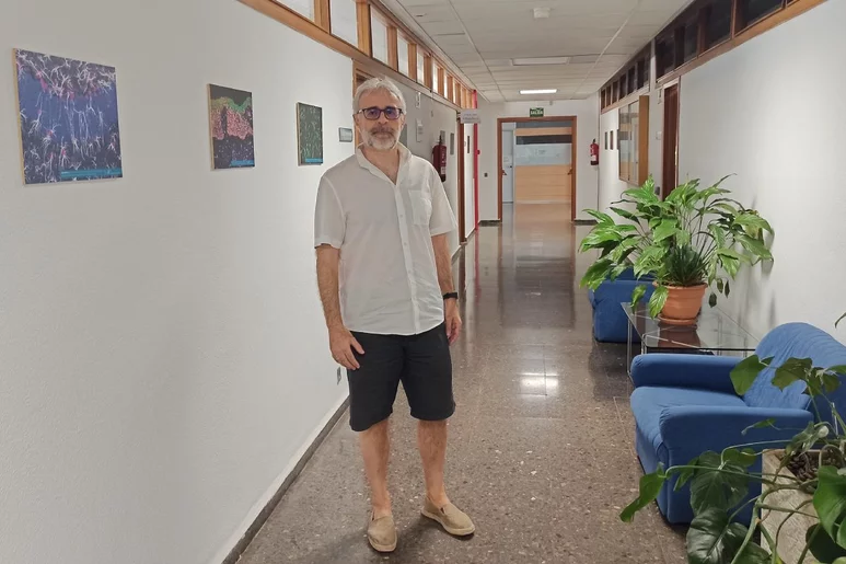 Iñaki Pérez de Castro, autor principal de la investigación, en uno de los pasillos del Instituto de Investigación de Enfermedades Raras del ISCIII.