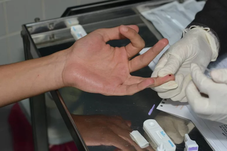 Un sanitario toma una muestra de sangre para realizar una prueba de detección de VIH y hepatitis B y C. Foto: SHUTTERSTOCK