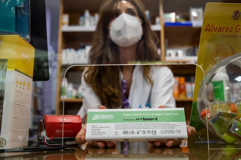 Las farmacias de Murcia han hecho 70.000 test de antígenos de covid y notificado 14.000 positivos en un año. Foto: BERNARDO DÍAZ.