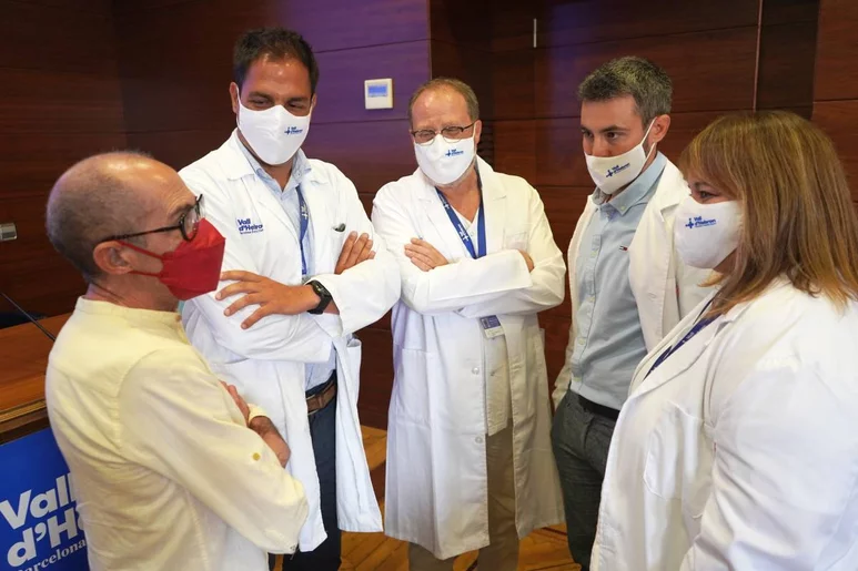 Miguel Ángel (paciente), Oriol Bestard, Francesc Moreso, Enric Miret y Adela Amat, tras la rueda de prensa.
