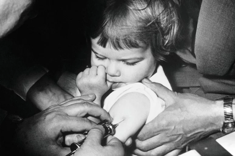 Una enfermera vacunando a un niño contra la poliomielitis el 15 de enero de 1963. Foto: KEYSTONE-FRANCE/GAMMA-KEYSTONE VÍA GETTY IMAGES.